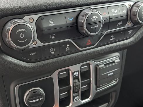 Used 2025 Jeep Gladiator Sport AWD/4WD image 23