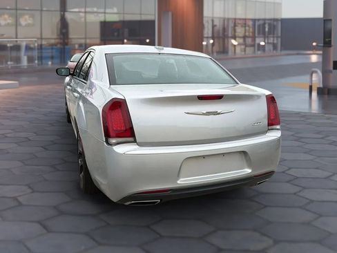 Used 2019 Chrysler 300 Touring w/ Sport Appearance Package image 8