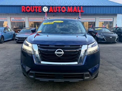 Used 2024 Nissan Pathfinder SV image 3