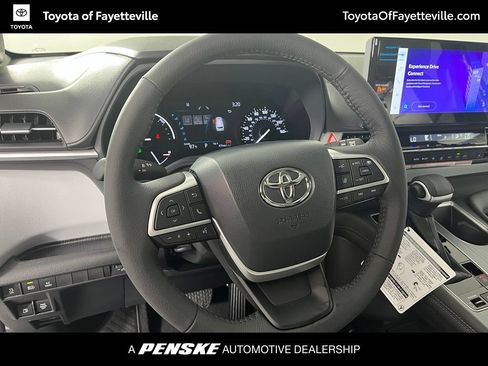Used 2026 Toyota Sienna XLE FWD image 30