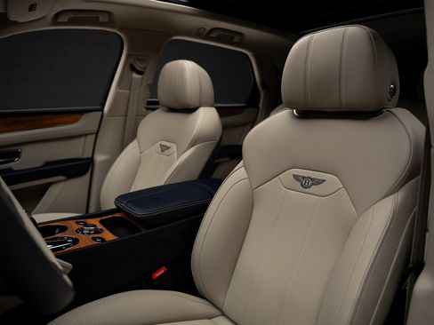 Used 2024 Bentley Bentayga AWD/4WD image 60