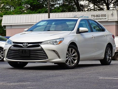Used 2015 Toyota Camry XLE w/ Moonroof Package FWD image 2