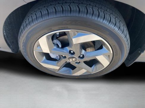 Certified 2025 Hyundai Venue SEL FWD image 10