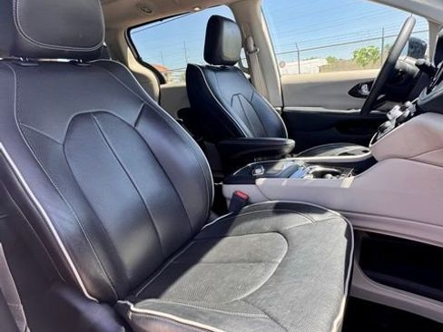 Used 2023 Chrysler Pacifica Limited FWD image 15