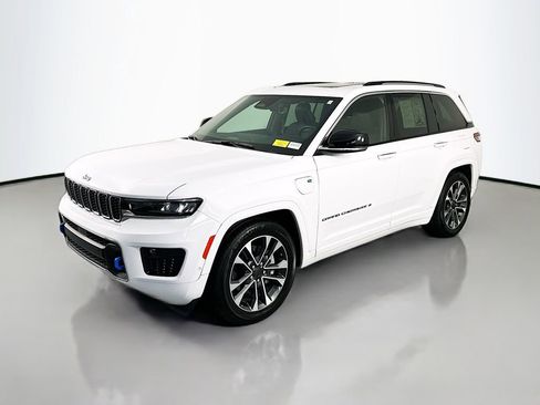 Used 2022 Jeep Grand Cherokee Overland w/ Luxury Tech Group IV AWD/4WD image 3