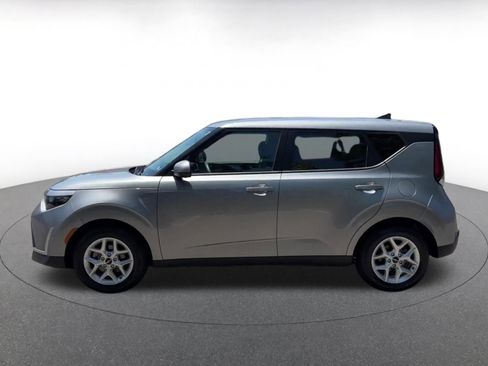 Used 2025 Kia Soul LX w/ LX Technology Package FWD image 9