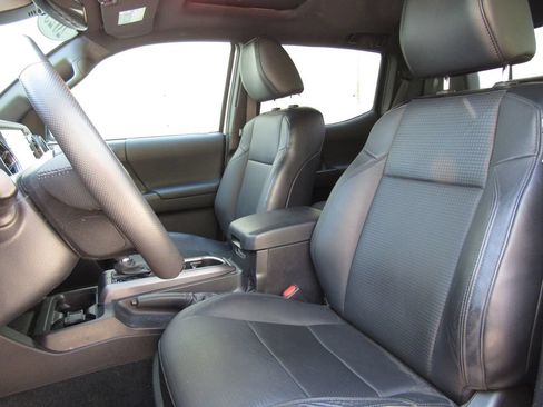 Used 2023 Toyota Tacoma TRD Sport w/ TRD Premium Sport Package AWD/4WD image 15