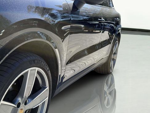 Used 2023 Porsche Cayenne Platinum Edition image 24