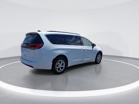 Used 2023 Chrysler Pacifica Limited AWD/4WD image 9