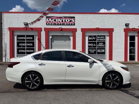 Used 2018 Nissan Altima 2.5 SR w/ Interior Lighting Package FWD image 1