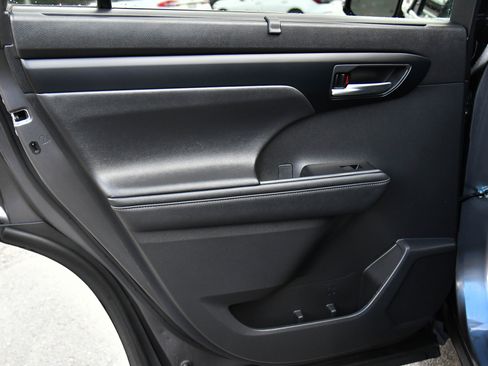 Used 2023 Toyota Highlander XLE AWD/4WD image 37