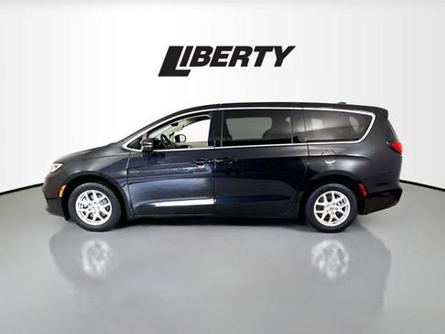 Used 2023 Chrysler Pacifica Touring-L image 4