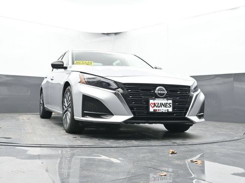 Used 2024 Nissan Altima 2.5 SV FWD image 38