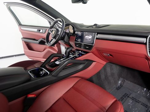 Certified 2023 Porsche Cayenne Platinum Edition image 29