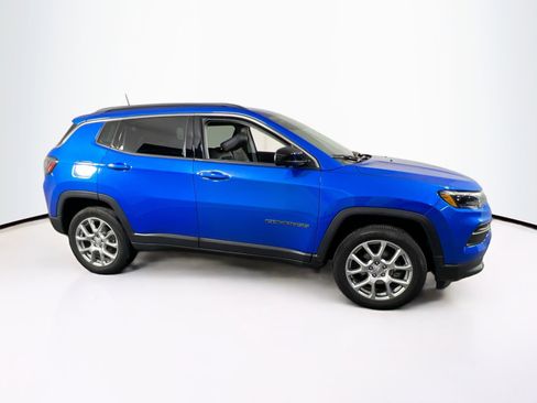 Used 2022 Jeep Compass Latitude w/ Sun and Sound Group AWD/4WD image 4