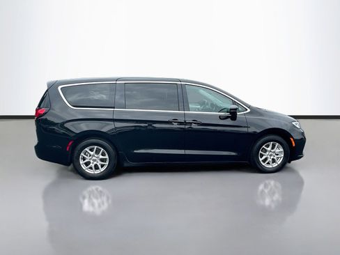 Used 2024 Chrysler Pacifica Touring-L FWD image 8