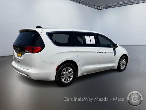 Used 2022 Chrysler Voyager LX FWD image 4