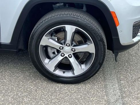 Used 2023 Jeep Grand Cherokee L Limited w/ Luxury Tech Group II image 7