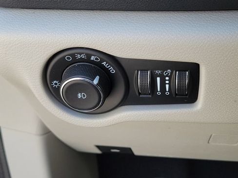 Used 2021 Chrysler Pacifica Touring-L FWD image 24