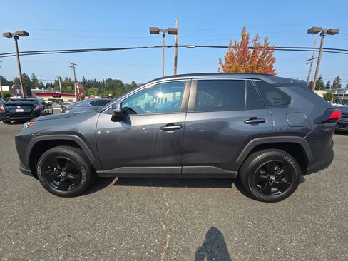 Used 2019 Toyota RAV4 XLE w/ Carpet Mat Package AWD/4WD image 4