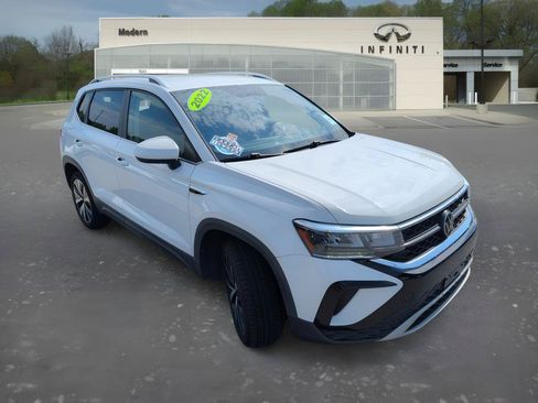 Used 2022 Volkswagen Taos SE FWD image 2