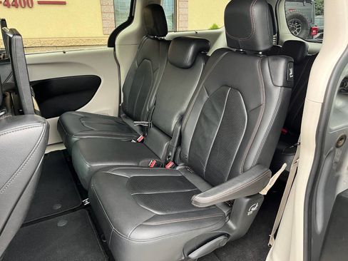 Used 2017 Chrysler Pacifica Touring-L Plus w/ Advanced Safetytec Group image 12