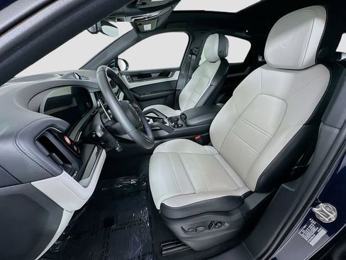 Certified 2025 Porsche Cayenne S AWD/4WD image 5