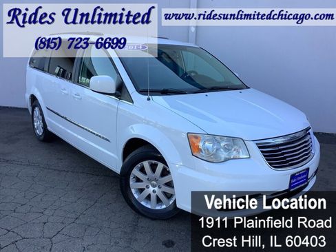 Used 2014 Chrysler Town & Country Touring FWD image 8