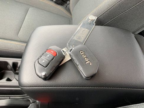 Used 2025 Jeep Gladiator Sport image 9