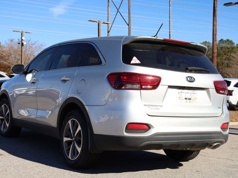 Used 2020 Kia Sorento LX image 3