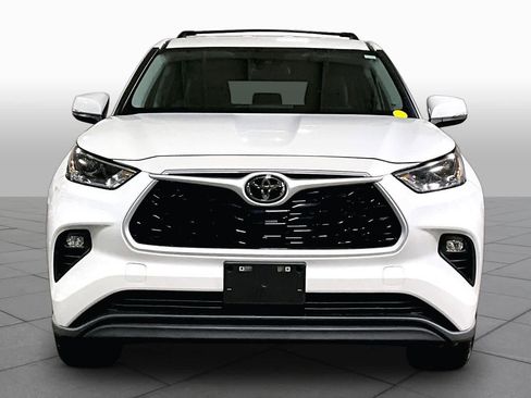 Used 2023 Toyota Highlander LE FWD image 4
