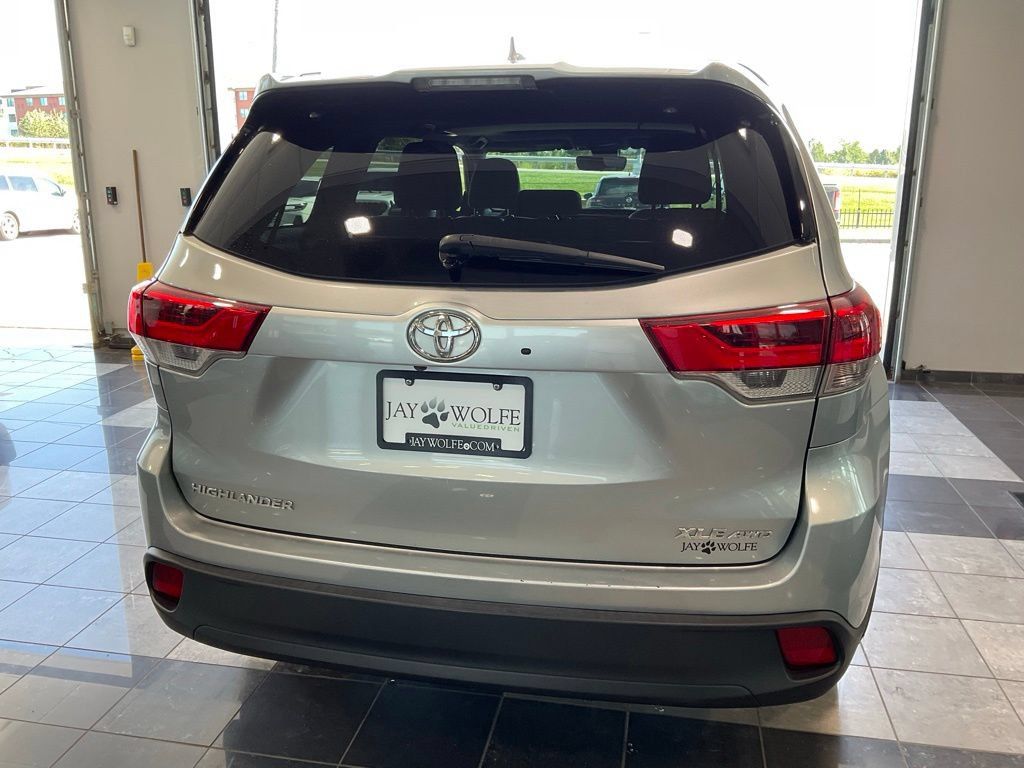 Used 2018 Toyota Highlander XLE AWD/4WD image 5