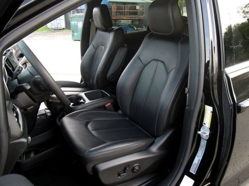Used 2025 Chrysler Pacifica Select FWD image 17