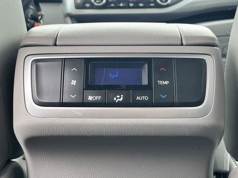 Used 2016 Toyota Highlander Plus image 16