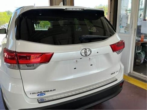 Used 2019 Toyota Highlander XLE AWD/4WD image 8