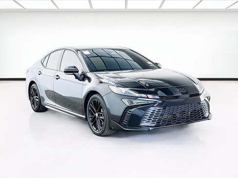 Used 2025 Toyota Camry SE w/ Convenience Package FWD image 3