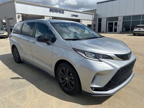 Used 2022 Toyota Sienna XSE image 2