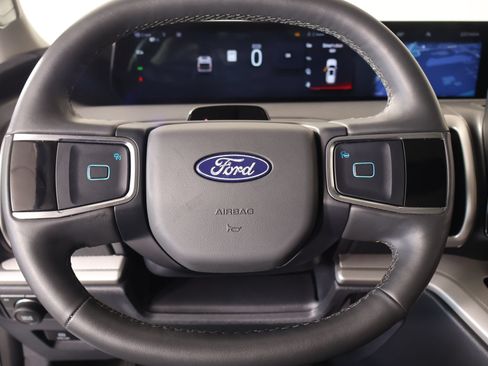 Used 2025 Ford Expedition Active AWD/4WD image 3