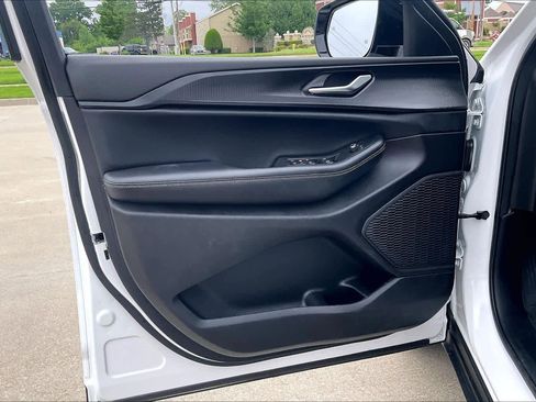 Used 2025 Jeep Grand Cherokee Altitude image 21