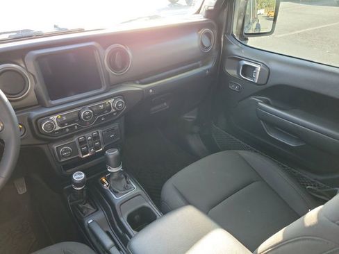 Used 2023 Jeep Gladiator Sport image 3