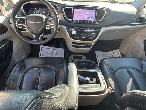 Used 2022 Chrysler Pacifica Touring-L image 14