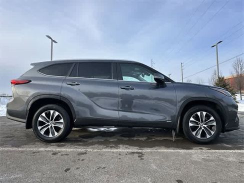 Used 2023 Toyota Highlander XLE image 3