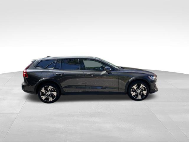 Certified 2025 Volvo V60 B5 Cross Country Plus AWD/4WD image 9
