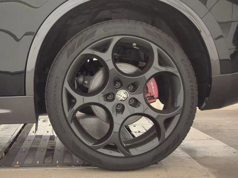 Used 2024 Alfa Romeo Stelvio Ti w/ Performance Driving Package image 6