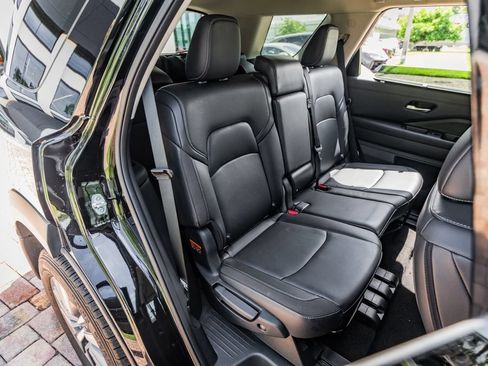 Used 2025 Nissan Pathfinder SL AWD/4WD image 38
