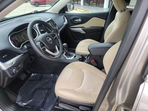 Used 2018 Jeep Cherokee Latitude AWD/4WD image 11