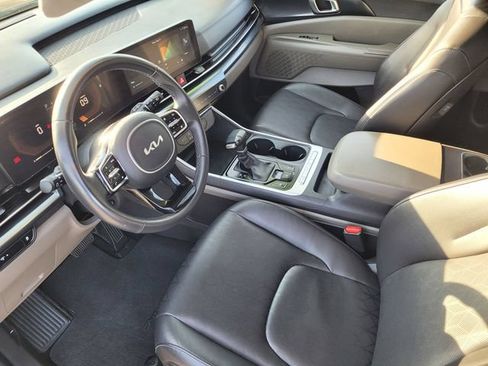 Used 2025 Kia Carnival FWD image 7