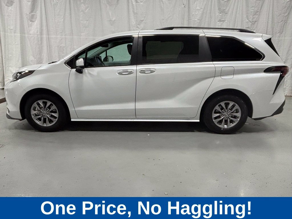 Used 2026 Toyota Sienna XLE FWD image 4