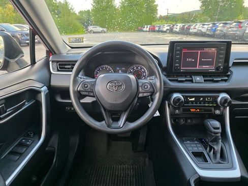 Used 2021 Toyota RAV4 LE AWD/4WD image 19
