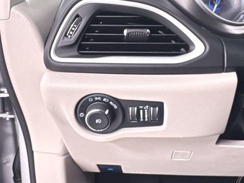 Used 2024 Chrysler Pacifica Touring-L FWD image 36